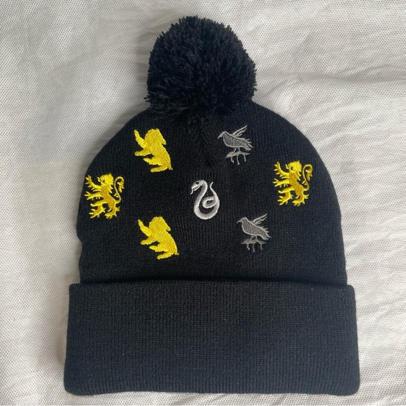 Harry Potter Hogwarts Cuff Pom Beanie Hat Black Hufflepuff Gryffindor Slytherin - Picture 5 of 10